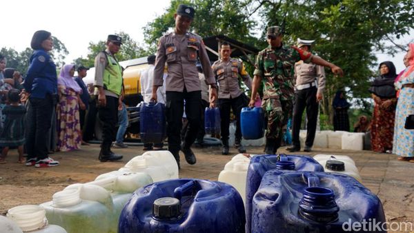Penyaluran Bantuan Air Bersih di Mojokerto