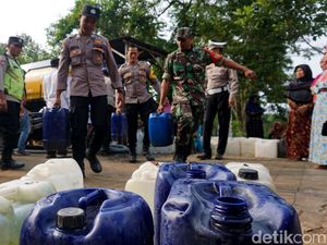 Penyaluran Bantuan Air Bersih di Mojokerto