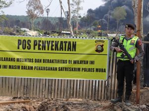 Seribu Cara Polisi Cegah Warga Masuk Lokasi Kebakaran Sumur Minyak Ilegal Seribu Cara Polisi Cegah Warga Masuk Lokasi Kebakaran Sumur Minyak Ilegal
