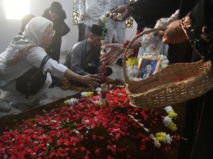 Potret Upacara Militer Iringi Pemakaman Hamzah Haz Potret Upacara Militer Iringi Pemakaman Hamzah Haz