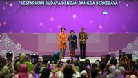 Potret Jokowi Hadiri Hari Kebaya Nasional