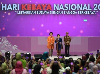 Potret Jokowi Hadiri Hari Kebaya Nasional