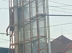 Pria di Lutim Tersengat Listrik Saat Pasang Baliho, Dilarikan ke Puskesmas