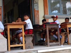 Ruangan Nyaris Ambruk, Siswa SD di Nusa Penida Belajar di Luar Kelas