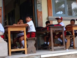 Ruangan Nyaris Ambruk, Siswa SD di Nusa Penida Belajar di Luar Kelas Ruangan Nyaris Ambruk, Siswa SD di Nusa Penida Belajar di Luar Kelas