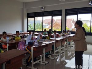 Jam Belajar SDN Pondok Bambu 01 Dimulai Siang, Ortu Murid Tak Keberatan Jam Belajar SDN Pondok Bambu 01 Dimulai Siang, Ortu Murid Tak Keberatan
