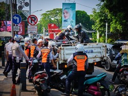 Dishub Jaksel Angkut 10 Sepeda Motor yang Parkir Liar di Senopati