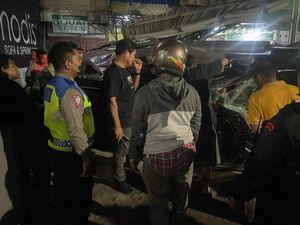 Pemuda Bawa Fortuner Tabrak Batas Jalan-Gerobak Bandrek-Ruko di Medan Pemuda Bawa Fortuner Tabrak Batas Jalan-Gerobak Bandrek-Ruko di Medan