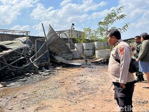 Gudang Alat Berat di Jambi Terbakar Saat Salin BBM ke Penampungan