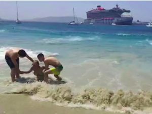 Turis Kelindes Kapal Pesiar Saat Sedang Berjemur