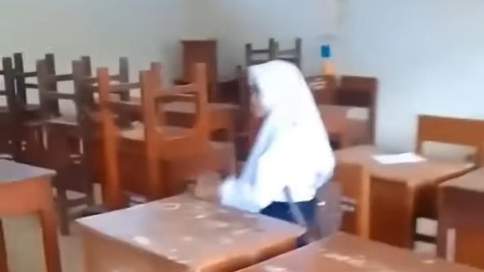 Viral siswi Sekolah Menengah Pertama di Blitar sendirian di kelas