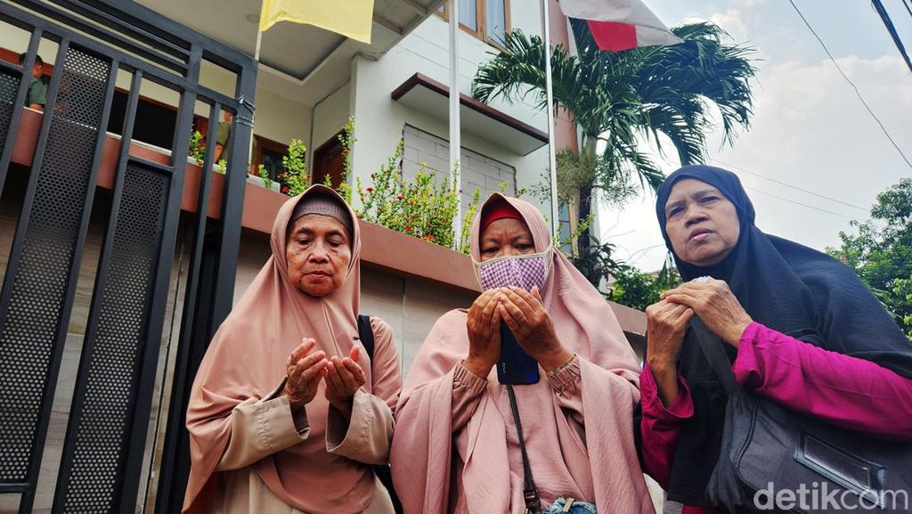 Warga dan Kerabat Mulai Berdatangan di Rumah Duka Hamzah Haz Warga dan Kerabat Mulai Berdatangan di Rumah Duka Hamzah Haz