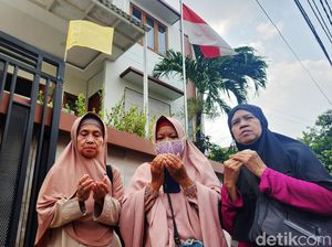 Warga dan Kerabat Mulai Berdatangan di Rumah Duka Hamzah Haz Warga dan Kerabat Mulai Berdatangan di Rumah Duka Hamzah Haz
