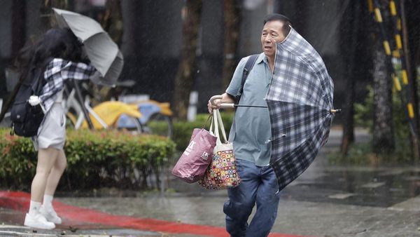 Warga Taiwan Kewalahan Hadapi Topan Gaemi