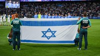 Sebelum laga dimulai, nyanyian lagu kebangsaan Israel dicemooh suporter. Volume lagu kebangsaannya malah harus lebih dikencangkan (Getty Images)