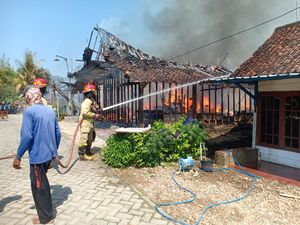 3 Rumah di Bojonegoro Terbakar, Motor hingga Gabah Hasil Panen Ludes
