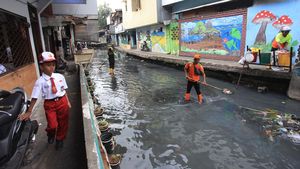Anak Kali Krukut Dibersihkan dari Sampah