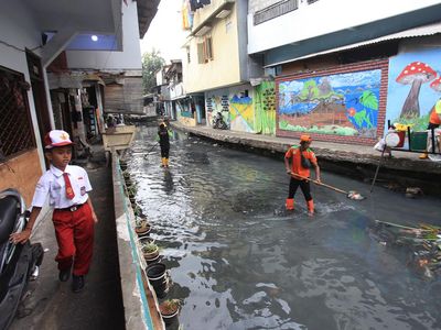 Anak Kali Krukut Dibersihkan dari Sampah