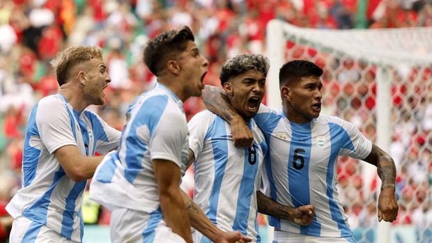 Paris 2024 Olympics - Football - Men's Group B - Argentina vs Morocco - Geoffroy-Guichard Stadium, Saint-Etienne, France - July 24, 2024. Cristian Medina of Argentina celebrates scoring their second goal with teammates. REUTERS/Thaier Al-Sudani