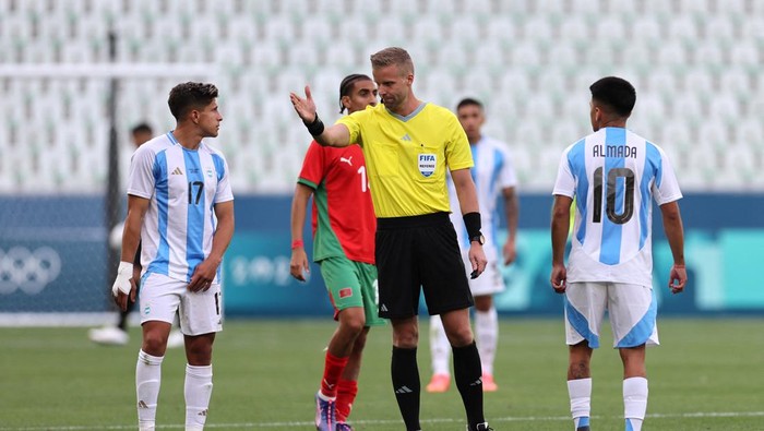 Paris 2024 Olympics - Football - Mens Group B - Argentina vs Morocco - Geoffroy-Guichard Stadium, Saint-Etienne, France - July 24, 2024. Referee Glenn Nyberg talks to Giuliano Simeone of Argentina during the match. REUTERS/Thaier Al-Sudani