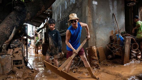 Banjir Surut, Warga Filipina Bersih-bersih Lumpur