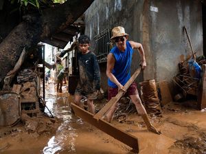 Banjir Surut, Warga Filipina Bersih-bersih Lumpur Banjir Surut, Warga Filipina Bersih-bersih Lumpur