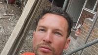 Danny Drinkwater sempat melanjutkan bisnis restoran tapi tidak bertahan lama. Lewat medsos pribadinya, Drinkwater membagikan momen terbaru dirinya bekerja di proyek bangunan (The Sun)