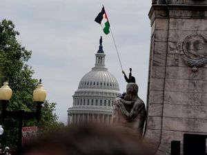 Demonstran Kibarkan Bendera Palestina Saat Netanyahu Pidato di AS