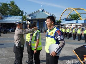Polisi Bina Pak Ogah Jadi Sukarelawan Pengatur Lalu Lintas Polisi Bina Pak Ogah Jadi Sukarelawan Pengatur Lalu Lintas