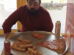 Perjuangan Evan Tempuh 150 Kilometer Demi Ikut Tantangan Makan Pizza