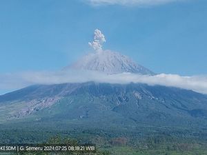 Gunung Semeru Erupsi 5 Kali dalam 12 Jam, Ketinggian Abu 200-900 Meter