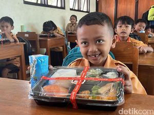 Potret Uji Coba Makan Bergizi Gratis di SD Solo