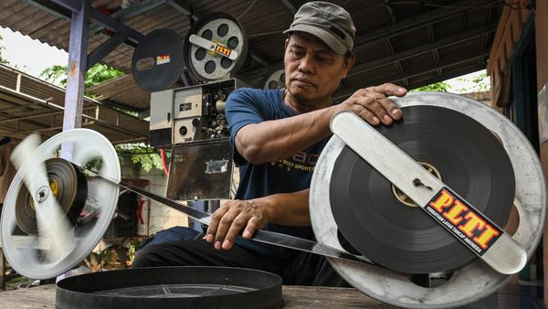 Potret Jasa Penyewaan Film untuk Layar Tancap di Tangsel