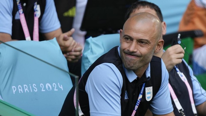 Argentinas coach Javier Mascherano gestures prior to the mens Group B soccer match between Argentina and Morocco at Geoffroy-Guichard Stadium at the 2024 Summer Olympics, Wednesday, July 24, 2024, in Saint-Etienne, France. (AP Photo/Silvia Izquierdo)