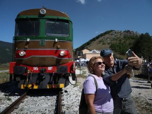 Kereta Antik Bawa Wisatawan ke Desa Terpencil Italia Kereta Antik Bawa Wisatawan ke Desa Terpencil Italia