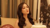 7 Foto Laura Moane Mantan Al Ghazali Rayakan Ultah ke-18, Anggun Bergaun Gold