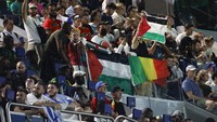 Para suporter turut mengibarkan bendera Palestina sepanjang laga (AP)