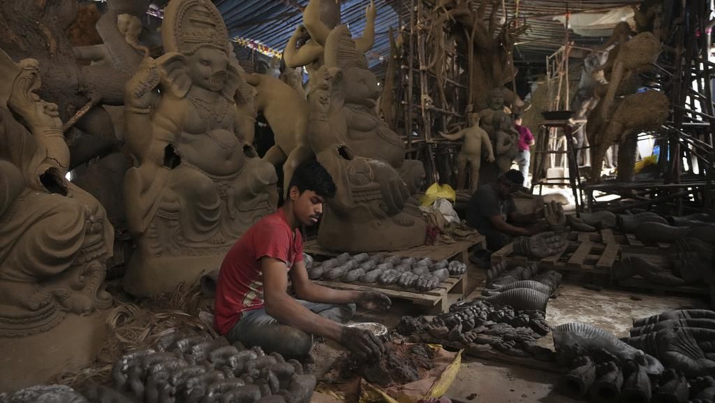 Melihat Pembuatan Patung Ganesha Jelang Festival Ganesh Chaturthi Melihat Pembuatan Patung Ganesha Jelang Festival Ganesh Chaturthi
