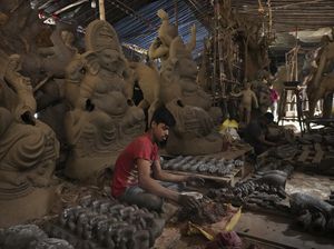 Melihat Pembuatan Patung Ganesha Jelang Festival Ganesh Chaturthi Melihat Pembuatan Patung Ganesha Jelang Festival Ganesh Chaturthi