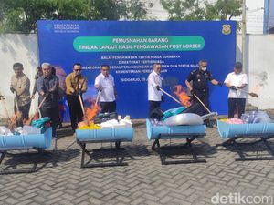 Mendag Zulhas Musnahkan Barang Impor Ilegal Senilai Rp 5 M di Sidoarjo Mendag Zulhas Musnahkan Barang Impor Ilegal Senilai Rp 5 M di Sidoarjo