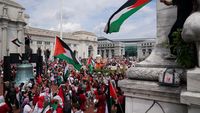 Momen Demonstran Kibarkan Bendera Palestina Saat Netanyahu Pidato di AS