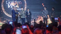 Jokowi mengatakan layanan Golden Visa diharapkan dapat memberi kemudahan bagi warga negara asing (WNA) dalam berinvestasi dan berkarya di Indonesia yang menargetkan investor dan pebisnis internasional, talenta global, dan wisatawan mancanegara yang memenuhi kriteria.   