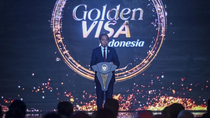 Momen Shin Tae-yong Terima Golden Visa dari Jokowi Presiden Joko Widodo (kiri) memberikan Golden Visa kepada Pelatih Sepak Bola Tim Nasional Indonesia Shin Tae-yong (keempat kiri) disaksikan oleh Menkum HAM Yasonna Laoly (kedua kiri), Dirjen Imigrasi Kemenkumham Silmy Karim (ketiga kiri), Sekretaris Kabinet Pramono Anung (ketiga kanan), Menko Marves Luhut Binsar Pandjaitan (kedua kanan), dan Menkopolhukam Hadi Tjahjanto (kanan) dalam acara peluncuran Golden Visa di Jakarta, Kamis (25/7/2024). Presiden mengatakan layanan Golden Visa diharapkan dapat memberi kemudahan bagi warga negara asing (WNA) dalam berinvestasi dan berkarya di Indonesia yang menargetkan investor dan pebisnis internasional, talenta global, dan wisatawan mancanegara yang memenuhi kriteria. ANTARA FOTO/Erlangga Bregas Prakoso/rwa.