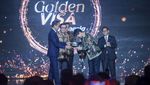 Momen Shin Tae-yong Terima Golden Visa dari Jokowi