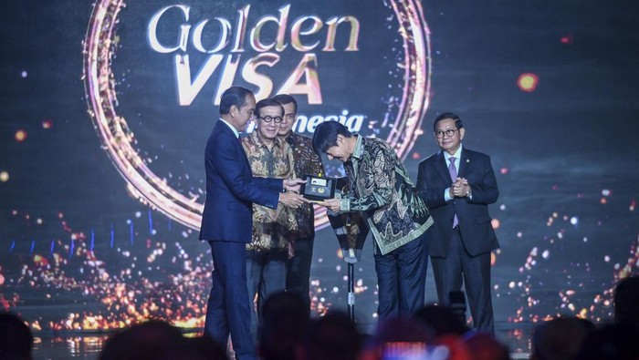 Momen Shin Tae-yong Terima Golden Visa dari Jokowi Presiden Joko Widodo (kiri) memberikan Golden Visa kepada Pelatih Sepak Bola Tim Nasional Indonesia Shin Tae-yong (keempat kiri) disaksikan oleh Menkum HAM Yasonna Laoly (kedua kiri), Dirjen Imigrasi Kemenkumham Silmy Karim (ketiga kiri), Sekretaris Kabinet Pramono Anung (ketiga kanan), Menko Marves Luhut Binsar Pandjaitan (kedua kanan), dan Menkopolhukam Hadi Tjahjanto (kanan) dalam acara peluncuran Golden Visa di Jakarta, Kamis (25/7/2024). Presiden mengatakan layanan Golden Visa diharapkan dapat memberi kemudahan bagi warga negara asing (WNA) dalam berinvestasi dan berkarya di Indonesia yang menargetkan investor dan pebisnis internasional, talenta global, dan wisatawan mancanegara yang memenuhi kriteria. ANTARA FOTO/Erlangga Bregas Prakoso/rwa.