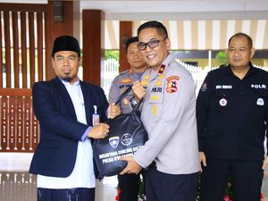 NCS Polri Gelar Baksos, Bagikan Seribu Paket Sembako ke Warga NTB
