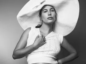 7 Potret Hailey Bieber Pemotretan Kehamilan dengan Gaya High Fashion 7 Potret Hailey Bieber Pemotretan Kehamilan dengan Gaya High Fashion