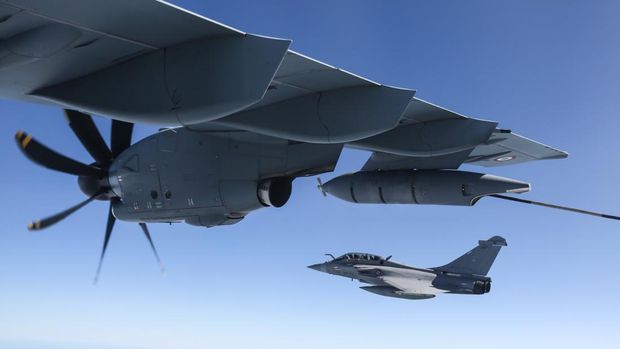 Pesawat Rafale melakukan manuver di udara saat Misi Pegase 2024 di Ujung Kulon, Banten, Rabu (24/7/2024). Sebanyak dua pesawat Rafale, dua pesawat Airbus A400M Atlas, dan dua pesawat Airbus A330MRTT Phoenix akan singgah di Jakarta hingga 27 Juli 2024 dalam rangka menyelesaikan Misi Pegase 2024 dan memperkuat kerja sama pertahanan Angkatan Udara Indonesia dengan Prancis. ANTARA FOTO/Asprilla Dwi Adha/foc.