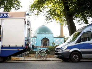 Iran Beri Peringatan Jerman Buntut Penutupan Pusat Islam di Hamburg Iran Beri Peringatan Jerman Buntut Penutupan Pusat Islam di Hamburg