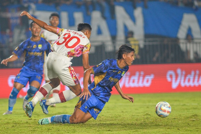 Persis Solo ke Semifinal Piala Presiden 2024! Pesepak bola Persib Bandung Edo Febriansah (kanan) berebut bola dengan pesepak bola Persis Solo Ripal Wahyudi (kiri) pada laga kedua Grup A Piala Presiden di Stadion Si Jalak Harupat, Kabupaten Bandung, Jawa Barat, Kamis (25/7/2024). ANTARA FOTO/Raisan Al Farisi/aww.